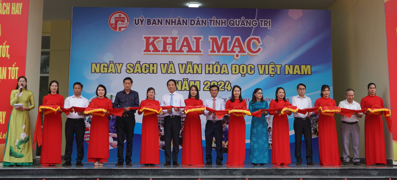 L&atilde;nh đạo c&aacute;c đơn vị cắt băng khai mạc Ng&agrave;y s&aacute;ch v&agrave; Văn h&oacute;a đọc Việt Nam tỉnh Quảng Trị năm 2024
